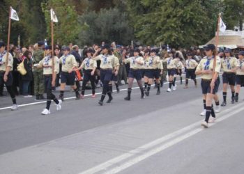 Η Μαργαρίτα, πρώτη δεξιά, ενωμοτάρχης των Αετών με την 4η Ομάδα Προσκόπων καλλονής στην παρέλαση για την 8η Νοεμβρίου στην Προκυμαία (φωτ.: Στο Νησί)