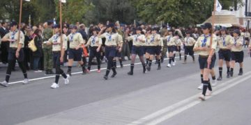 Η Μαργαρίτα, πρώτη δεξιά, ενωμοτάρχης των Αετών με την 4η Ομάδα Προσκόπων καλλονής στην παρέλαση για την 8η Νοεμβρίου στην Προκυμαία (φωτ.: Στο Νησί)