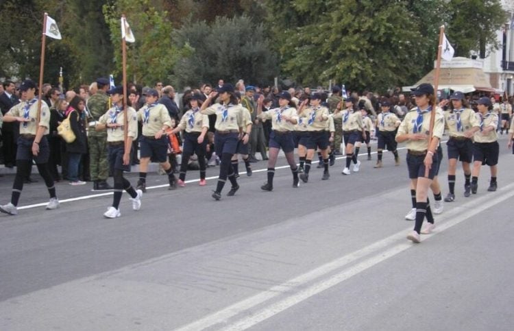 Η Μαργαρίτα, πρώτη δεξιά, ενωμοτάρχης των Αετών με την 4η Ομάδα Προσκόπων καλλονής στην παρέλαση για την 8η Νοεμβρίου στην Προκυμαία (φωτ.: Στο Νησί)