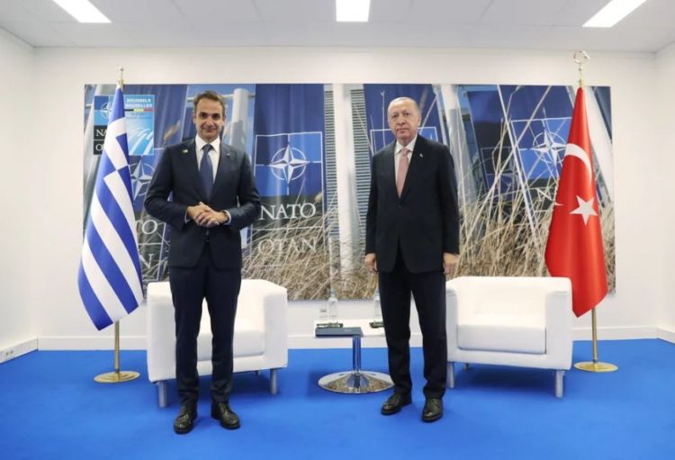 Κυριάκος Μητσοτάκης και Ρετζέπ Ταγίπ Ερντογάν κατά τη διάρκεια της συνάντησής τους στην έδρα του NATO, στις Βρυξέλλες (φωτ.: EPA / Dimitris Papamitsos)