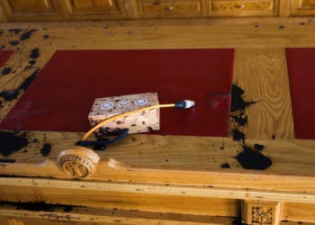 Σημάδια από καυστικό υγρό, που έριξε 37χρονος ιερέας στους επτά Μητροπολίτες και σε έναν αστυνομικό τραυματίζοντάς τους χθες (φωτ.: ΑΠΕ ΜΠΕ/ Αρχιεπισκοπή Αθηνών/ Χρήστος Μπόνης)