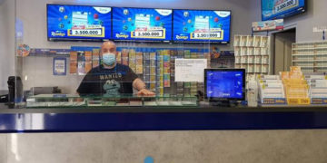 Ο Απόστολος Ντιβανίδης, ιδιοκτήτης πρακτορείου ΟΠΑΠ στον Πειραιά