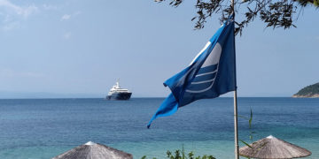 Η θαλαμηγός Al Mirqab του σεΐχη του Κατάρ στον όρμο της ακτής Μάραθα, στη Σκιάθο (φωτ.: ΑΠΕ-ΜΠΕ)