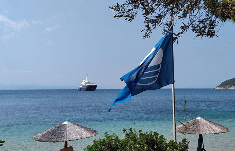 Η θαλαμηγός Al Mirqab του σεΐχη του Κατάρ στον όρμο της ακτής Μάραθα, στη Σκιάθο (φωτ.: ΑΠΕ-ΜΠΕ)