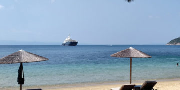 Η θαλαμηγός Al Mirqab του σεΐχη του Κατάρ στον όρμο της ακτής Μάραθα, στη Σκιάθο (φωτ.: ΑΠΕ-ΜΠΕ)