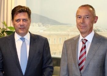Ο Μιλτιάδης Βαρβιτσιώτης με τον Ρώσο πρέσβη στην Αθήνα Αντρέι Μάσλοβ (φωτ.: ΥΠΕΞ)