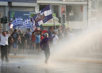 Επεισόδια κατά τη διάρκεια της συγκέντρωσης διαμαρτυρίας αντιεμβολιαστών στο Σύνταγμα (φωτ.: ΑΠΕ-ΜΠΕ /Αλέξανδρος Μπελτές)