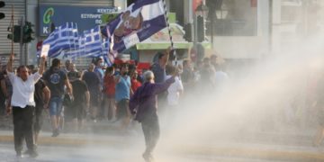 Επεισόδια κατά τη διάρκεια της συγκέντρωσης διαμαρτυρίας αντιεμβολιαστών στο Σύνταγμα (φωτ.: ΑΠΕ-ΜΠΕ /Αλέξανδρος Μπελτές)