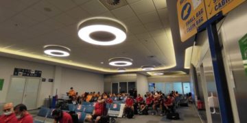 Η τουρκική ομάδα περιμένει στο «Ελ. Βενιζέλος» το αεροπλάνο της επιστροφής (πηγή: Twitter)