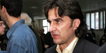 Ο Ηρακλής Κωστάρης  στις θέσεις των κατηγορουμένων στις Γυναικείες Φυλακές Κορυδαλλού, το 2005 (φωτ.: ΑΠΕ/ Παντελής Σαΐτας)