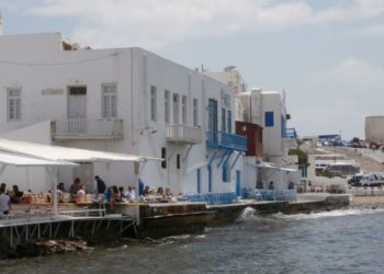 Μύκονος: Κοιμούνται σε ξαπλώστρες παραλίας άτομα θετικά στον Covid-19, αντί για ξενοδοχεία καραντίνας