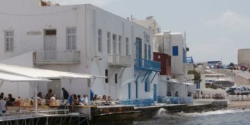 Μύκονος: Κοιμούνται σε ξαπλώστρες παραλίας άτομα θετικά στον Covid-19, αντί για ξενοδοχεία καραντίνας