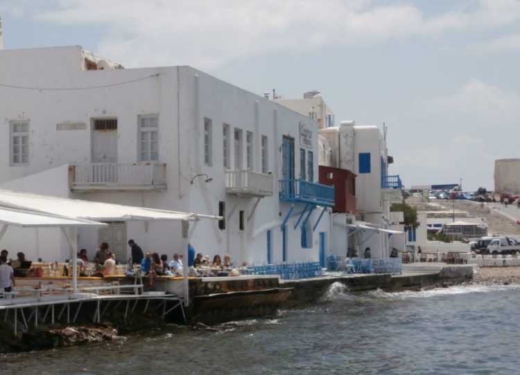 Μύκονος: Κοιμούνται σε ξαπλώστρες παραλίας άτομα θετικά στον Covid-19, αντί για ξενοδοχεία καραντίνας
