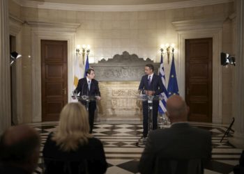 Ο Κυριάκος Μητσοτάκης με τον Νίκο Αναστασιάδη κατά τη σημερινή συνάντησή τους, στο Μέγαρο Μαξίμου (φωτ.: ΑΠΕ-ΜΠΕ/Γρ. Τύπου Πρωθυπουργού/Δημήτρης Παπαμήτσος)