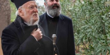 Ο Οικουμενικός Πατριάρχης Βαρθολομαίος με τον Αρχιεπίσκοπο Αυστραλίας Μακάριο (φωτό:Mark.Petropoulos/Australia)