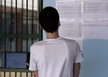 Μαθητής σε σχολείο του σχολικού συγκροτήματος της Γκράβας κοιτάει τα αποτελέσματα των βάσεων για τις σχολές και τα πανεπιστήμια (φωτ. αρχείου: ΑΠΕ-ΜΠΕ/ Θανάσης Καμβύσης)