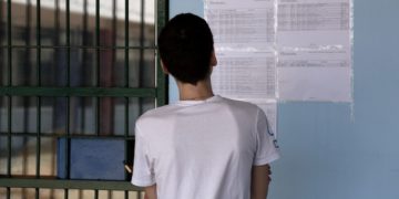 Μαθητής σε σχολείο του σχολικού συγκροτήματος της Γκράβας κοιτάει τα αποτελέσματα των βάσεων για τις σχολές και τα πανεπιστήμια (φωτ. αρχείου: ΑΠΕ-ΜΠΕ/ Θανάσης Καμβύσης)