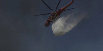 Πυροσβεστικό ελικόπτερο που επιχειρεί για την κατάσβεση πυρκαγιάς (φωτ. αρχείου: ΑΠΕ-ΜΠΕ / Κώστας Τσιρώνης)