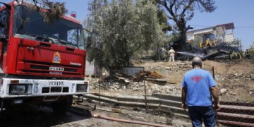 Εικόνα από την επιχείρηση κατάσβεσης της πυρκαγιάς στο Σέιχ Σου στη Θεσσαλονίκη (φωτ.: ΑΠΕ-ΜΠΕ/ΑΠΕ-ΜΠΕ/STR)