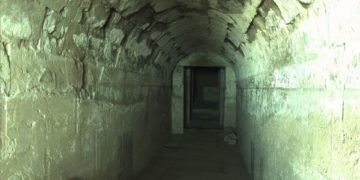 Η είσοδος του τάφου της Ολυμπιάδας στον Τύμβο του Κορινού Πιερίας (φωτό: GEOKAT)