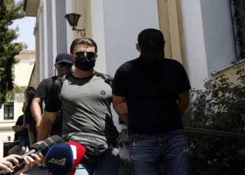 Στον εισαγγελέα εκτέλεσης ποινών οδηγείται ο 49χρονος (Δ) κατηγορούμενος για την κλοπή έργων Τέχνης από την Εθνική Πινακοθήκη το 2012 (φωτ.: ΑΠΕ-ΜΠΕ/ Γιάννης Κολεσίδης)