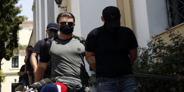 Στον εισαγγελέα εκτέλεσης ποινών οδηγείται ο 49χρονος (Δ) κατηγορούμενος για την κλοπή έργων Τέχνης από την Εθνική Πινακοθήκη το 2012 (φωτ.: ΑΠΕ-ΜΠΕ/ Γιάννης Κολεσίδης)