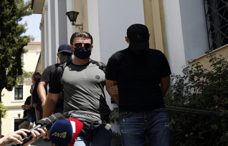 Στον εισαγγελέα εκτέλεσης ποινών οδηγείται ο 49χρονος (Δ) κατηγορούμενος για την κλοπή έργων Τέχνης από την Εθνική Πινακοθήκη το 2012 (φωτ.: ΑΠΕ-ΜΠΕ/ Γιάννης Κολεσίδης)