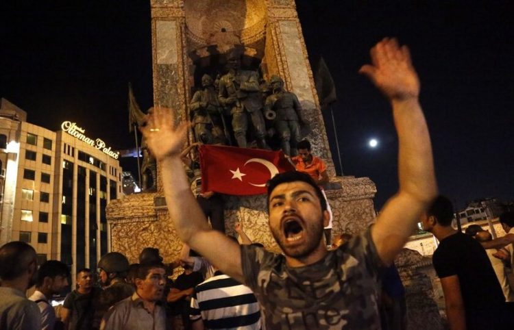 Υποστηρικτές του Ερντογάν τη νύχτα του πραξικοπήματος (φωτ.: EPA/ Sedat Suna)