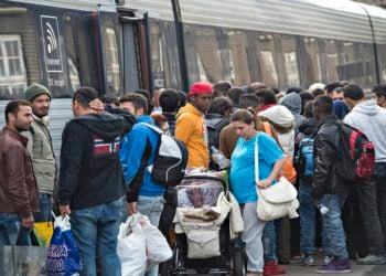 Πρόσφυγες από τη Δανία πηγαίνουν στη Σουηδία, το 2015 (φωτ.: EPA/ Claus Fisker Denmark out)