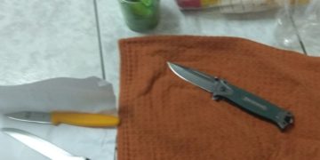 Τα μαχαίρια που χρησιμοποιήθηκαν στην επίθεση (φωτ.: astynomia.gr)