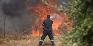 Πυροσβέστες επιχειρούν για την κατάσβεση της πυρκαγιάς σε αγροτοδασική έκταση σε περιοχή του νομού Αχαΐας (φωτ.: ΑΠΕ-ΜΠΕ / Γιώτα Λοτσάρη)