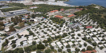 Φωτογραφία από drone δείχνει γενική άποψη του χώρου της δημοτικής δομής φιλοξενίας προσφύγων και μεταναστών του Καρά Τεπέ στην Λέσβο (φωτ.: ΑΠΕ-ΜΠΕ/ Βαγγέλης Παπαντώνης)