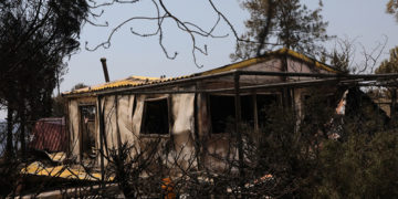 Καμμένο σπίτι που άφησε πίσω της η πυρκαγιά στην ορεινή Λάρνακα και Λεμεσό, Κύπρος, Κυριακή 4 Ιουλίου 2021. Τέσσερις άνθρωποι έχουν χάσει τη ζωή τους από την καταστροφική πυρκαγιά, ανέφερε σήμερα ο Υπουργός Εσωτερικών Κύπρου Νίκος Νουρής, ο οποίος είπε ακόμα ότι τα πτητικά μέσα από την Ελλάδα και το Ισραήλ θα επιχειρήσουν σήμερα στις 2 μμ για την κατάσβεση της πυρκαγιάς. ΑΠΕ-ΜΠΕ/ΚΥΠΕ/ΚΑΤΙΑ ΧΡΙΣΤΟΔΟΥΛΟΥ