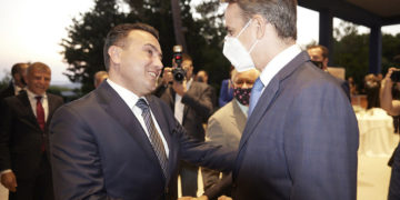 Κυριάκος Μητσοτάκης και Ζόραν Ζάεφ συνομιλούν στο περιθώριο του ετήσιου συνεδρίου που διοργανώνει το περιοδικό «The Economist» στο Λαγονήσι (φωτ.: Γραφείο Τύπου Πρωθυπουργού / Δημήτρης Παπαμήτσος)