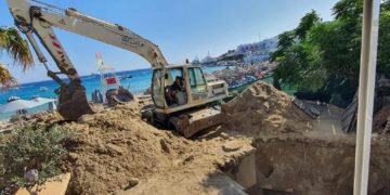 Δίπλα στις ξαπλώστρες έσπασε το δίκτυο αποχέτευσης με τα λύματα στον Πλατύ Γιαλό της Μυκόνου (φωτ.: protothema.gr)