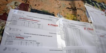 Οι πίνακες με τις βαθμολογίες των υποψηφίων των Πανελλαδικών Εξετάσεων έξω από το σχολικό συγκρότημα της Γκράβας στο Γαλάτσι (φωτ.: ΑΠΕ-ΜΠΕ /Αλέξανδρος Βλάχος)