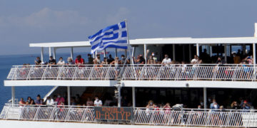 Ταξιδιώτες σε πλοίο στο λιμάνι της Πάρου , Παρασκευή 7 Αυγούστου 2020. (φωτ.: ΑΠΕ-ΜΠΕ/ Παντελής Σαίτας)