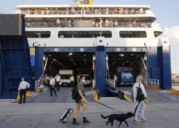 Ταξιδιώτες και αυτοκίνητα επιβιβάζονται στα πλοία για τις καλοκαιρινές διακοπές στα νησιά του Αιγαίου υπό προϋποθέσεις (φωτ.: ΑΠΕ-ΜΠΕ / Αλέξανδρος Βλάχος)