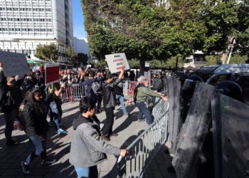 Αντικυβερνητικές διαδηλώσεις στην Τυνησία τον Ιανουάριο (φωτ.: EPA/ Mohamed Messara)