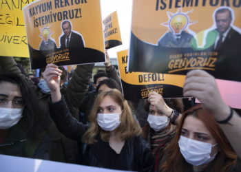 Από τις πορείες διαμαρτυρίας κατά του διορισμού Μπουλού (φωτ.: EPA/ Tolga Bozoglu)