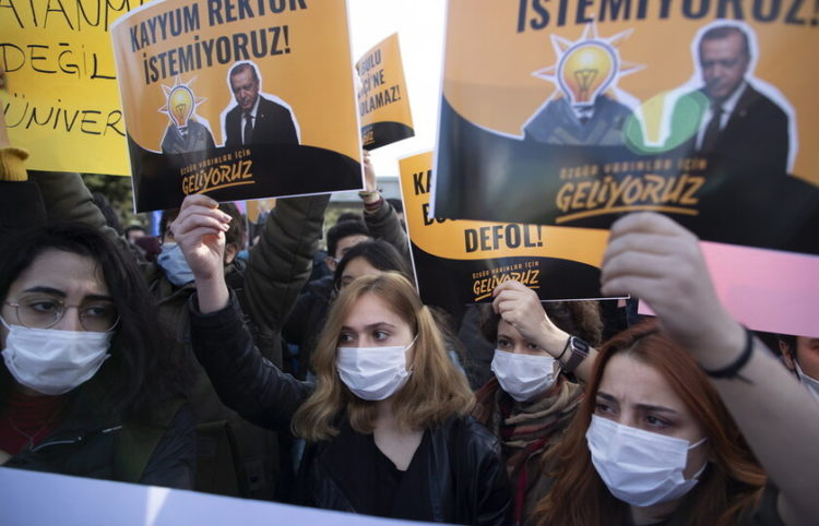 Από τις πορείες διαμαρτυρίας κατά του διορισμού Μπουλού (φωτ.: EPA/ Tolga Bozoglu)