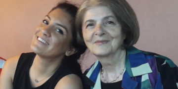 Η Σουλτάνα Παρτάλη με μία από τις εγγονές της (πηγή: ΑΠΕ-ΜΠΕ)