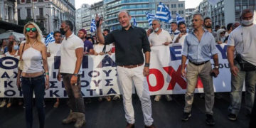Ο Φαίδων Βόβολης (στο μέσο) σε συγκέντρωση αντιεμβολιαστών στην Ομόνοια (φωτ.: Facebook / Φαίδων Βόβολης)