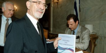 Ο Άγγελος Μπρατάκος, στην παρουσίαση του βιβλίου του «Η Ιστορία της ΝΔ», το 2002 (φωτ. αρχείου: ΑΠΕ-ΜΠΕ/Παντελής Σαΐτας)