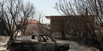 Καμένο σπίτι και αυτοκίνητο από την πυρκαγιά  που συνεχίζει να μαίνεται στην Αρχαία Ολυμπία, (φωτ,: ΑΠΕ-ΜΠΕ/Ορέστης Παναγιώτου)