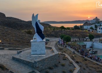 Το εντυπωσιακό άγαλμα της Δόξας των Ψαρών στους πρόποδες της Μαύρης Ράχης (φωτ.: www.chiosphotos.gr)