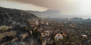 Εικόνα από την Εύβοια που καίγεται σε τρία μέτωπα (φωτ.: facebook.com/groups/pyrkagianews/Jens Perschke)
