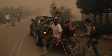 Πολίτες επιβιβάζονται σε υδροφόρο όχημακατά τη διάρκεια της επιχείρησης κατάσβεσης της πυρκαγιάς,στο Πευκί, στη βόρεια Εύβοια (φωτ.:: ΑΠΕ-ΜΠΕ/Κώστας Τσιρώνης)