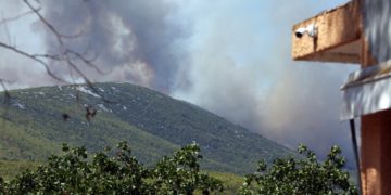 Πυκνοί καπνοί ανεβαίνουν από το όρος Πατέρας, έτσι όπως φαίνεται από την περιοχή Λιακωτό Μάνδρας, καθώς η φωτιά καίει σε δυσπρόσιτα σημεία (φωτ.: ΑΠΕ-ΜΠΕ/Αλέξανδρος Μπελτές)