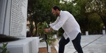Ο δήμαρχος της Καλαμαριάς Γιάννης Δαρδαμανέλης καταθέτει στεφάνι στο Ηρώο της Πλατείας 13ης Αυγούστου, στο πάρκο Κερασούντος (φωτ.: Γρ. Τύπου Καλαμαριάς)